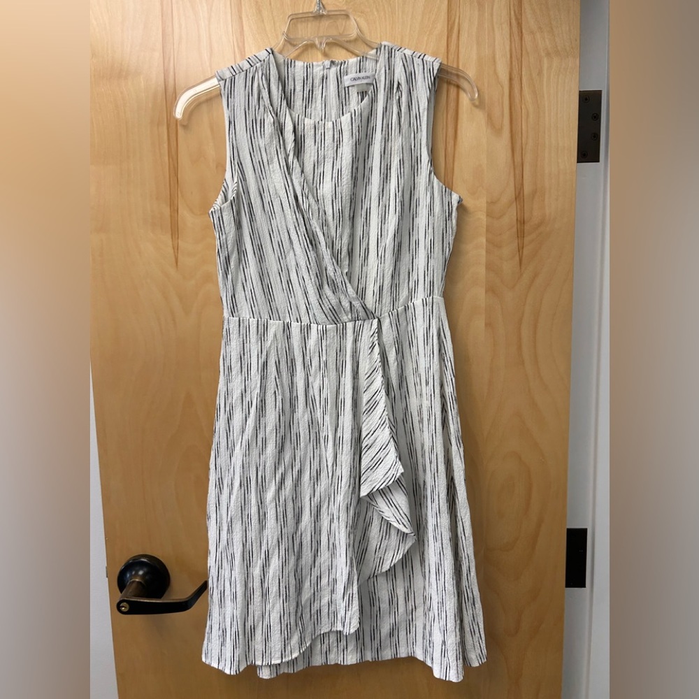 ☀️3/$15☀️ Calvin Klein gray white stripe ruffle dress small